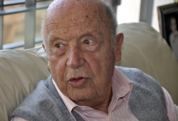 images/manos dimitris plessas.jpg
